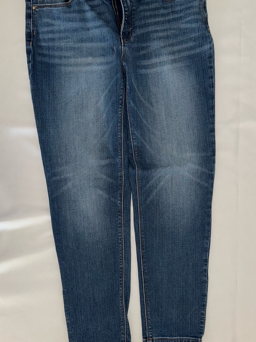 White House Black Market Women's Skinny Jeans - Medium Blue Wash